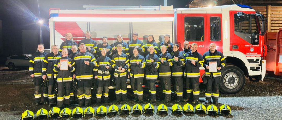 Bild enthält, People, Person, Transportation, Vehicle, Fire Truck, Truck, Fire Station, Car, Machine, Wheel