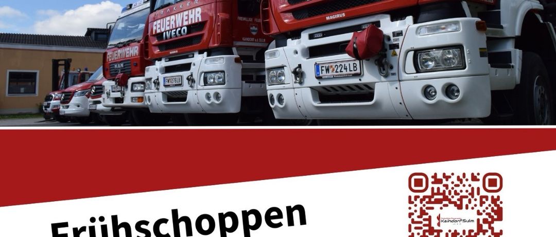 Eine Reihe roter IVECO-Feuerwehrfahrzeuge mit 'Feuerwehr' darauf, vor einem Gebäude geparkt. Ein QR-Code und der Text 'Fruhschoppen' und 'Sonntag, 18. Mai 2025' sind angezeigt.