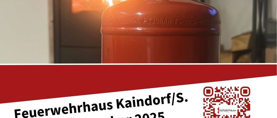 Ein Plakat bewirbt eine Feuerwehrhaus-Veranstaltung in Kaindorf/S am 08. November 2025 von 09:00 bis 12:00 Uhr. Ein roter Feuerlöscher ist an ein Feuer angeschlossen, und ein QR-Code ist sichtbar. Die Kosten betragen 9,00 € pro Feuerlöscher.