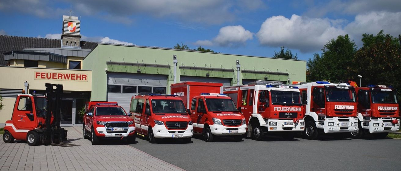 Bild enthält, Transportation, Truck, Vehicle, Fire Station, Fire Truck, Car, Person