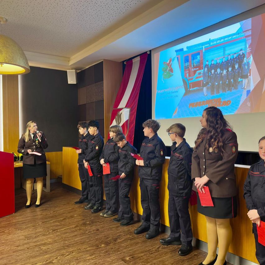 Bild enthält, Crowd, Person, Coat, Audience, Adult, Female, Woman, Speech, Face, Skirt