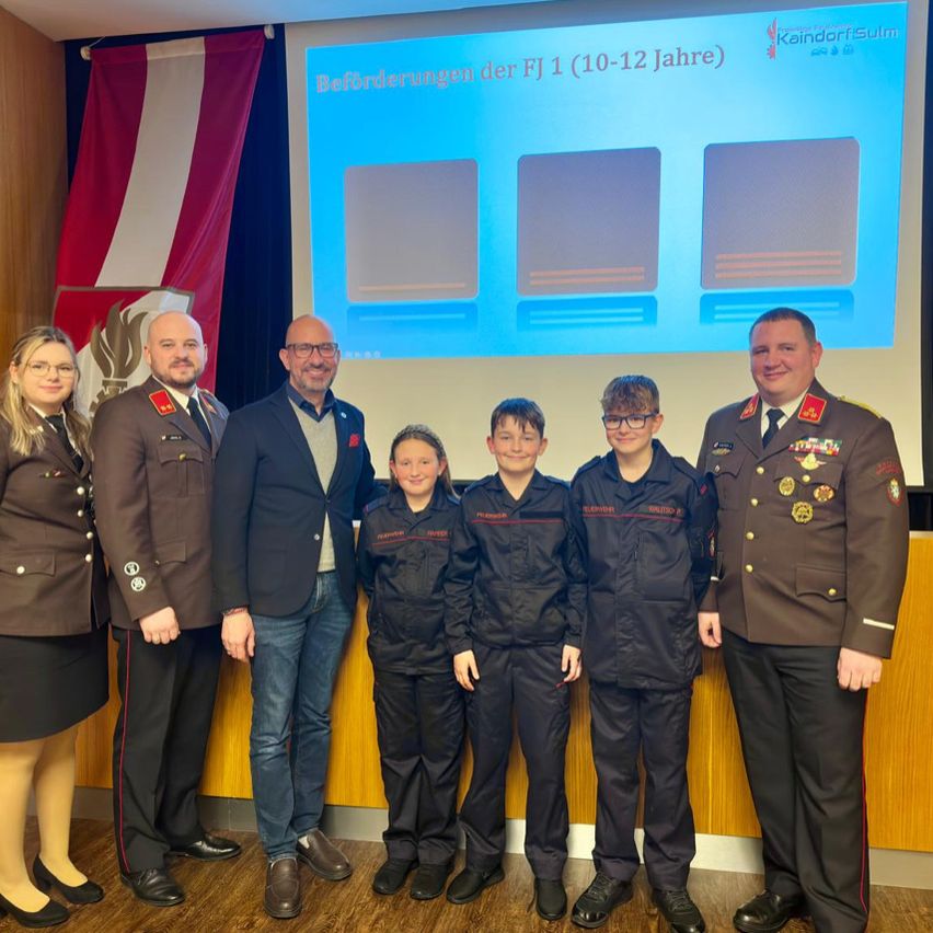 Bild enthält, Adult, Female, Person, Woman, Officer, Coat, Male, Man, Military Officer, Suit