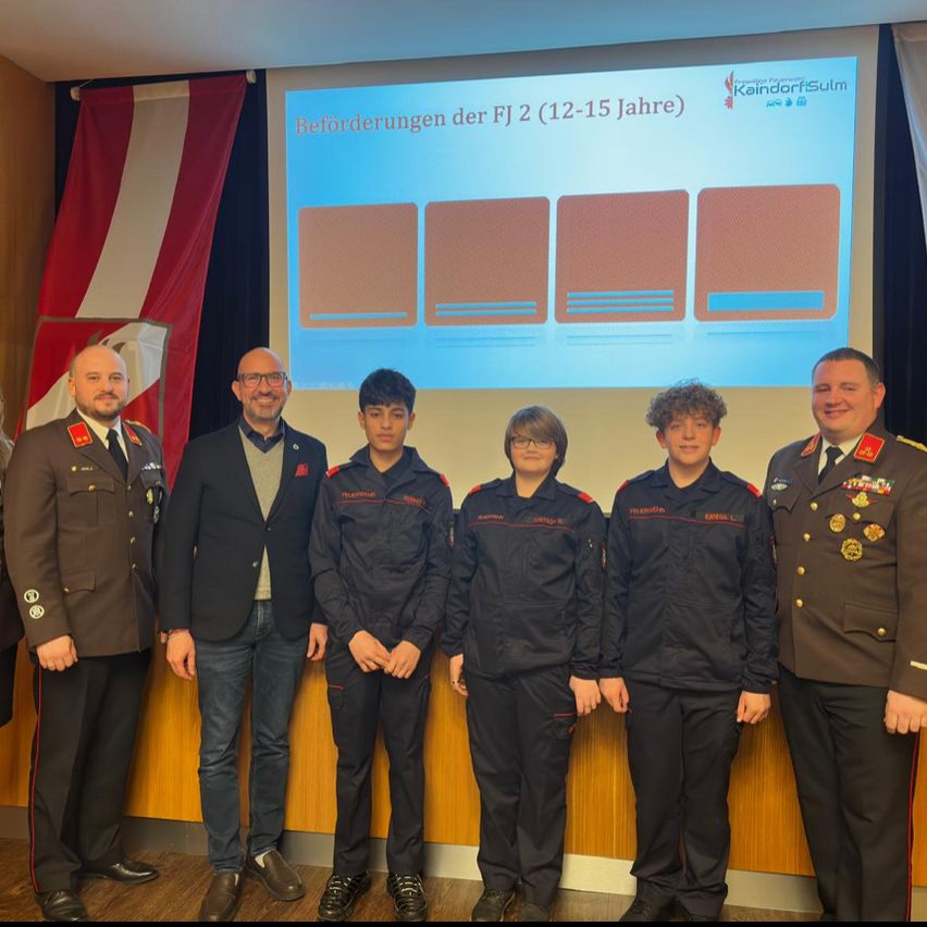 Bild enthält, Adult, Female, Person, Woman, Military Officer, Officer, Coat, Male, Man, Skirt