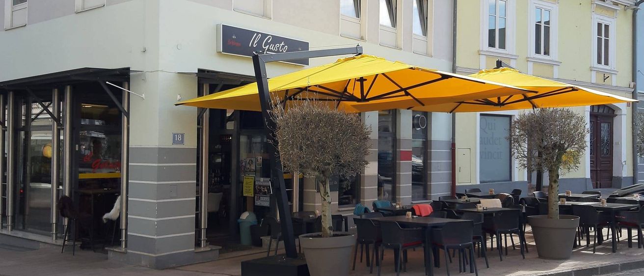 Bild enthält, City, Plant, Urban, Canopy, Cafeteria, Restaurant, Street, Awning, Shelter, Person