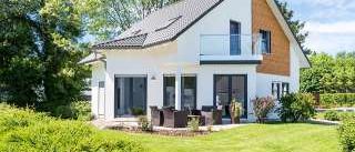 Bild enthält, Architecture, Building, Cottage, House, Housing, Villa, Grass, Plant, Outdoors
