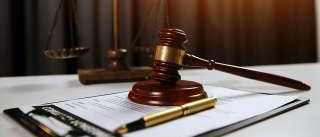 Bild enthält, Indoors, Brush, Device, Tool, Courtroom, Room