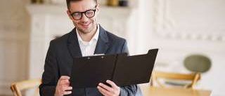 Bild enthält, Adult, Male, Man, Person, Executive, Clothing, Coat, Reading