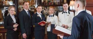 Bild enthält, Pub, Adult, Female, Person, Woman, Male, Man, Formal Wear, Tie, Box