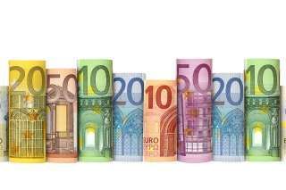 Eine Reihe von Euro-Banknoten mit Nennwerten von 5, 10, 20, 50 und 100 Euro, jeweils mit architektonischen Designs und Wasserzeichen.