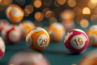 Eine Nahaufnahme mehrerer Poolbälle mit den Nummern 7, 19 und 29 auf einem grünen Filztisch mit verschwommenen Lichtern im Hintergrund.