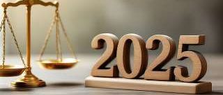 Eine goldene Waage der Gerechtigkeit steht neben einem Holzblock, auf dem das Jahr 2025 steht. Die Waage ist ausbalanciert und symbolisiert Fairness.