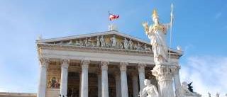 Bild enthält, Building, Parliament, Urban, City, Pillar, Temple, Parthenon, Person, Shrine, Housing