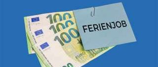 Ein Stapel von 100-Euro-Scheinen mit einem blauen Papier, das oben befestigt ist und auf dem 'FERIENJOB' steht, vor einem blauen Hintergrund.