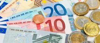 Eine Sammlung verschiedener Euro-Banknoten und Münzen, einschließlich 20, 10, 5 und 1 Euro Scheinen sowie Münzen geringerer Werte, alles auf einer weißen Oberfläche präsentiert.