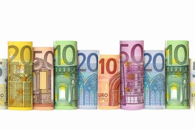 Eine Reihe von Euro-Banknoten verschiedener Nennwerte, einschließlich 20, 10 und 50 Euro, in einer geraden Linie auf weißem Hintergrund angeordnet.