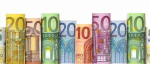 Eine Reihe von Euro-Banknoten verschiedener Nennwerte, einschließlich 20, 10 und 50 Euro, in einer geraden Linie auf weißem Hintergrund angeordnet.