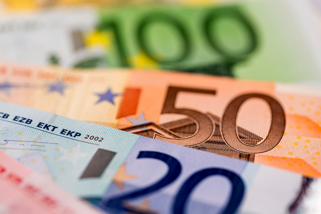 Eine Nahaufnahme verschiedener Euro-Banknoten, einschließlich einer 50, 20, 10 und 5 Euro-Note, mit detaillierten Designs und Nummern.