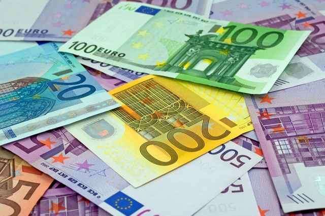 Ein Stapel von Euro-Banknoten in verschiedenen Nennwerten wird gezeigt, einschließlich 5, 10, 20, 50, 100 und 200 Euro. Die Scheine sind ausgebreitet und zeigen ihre komplexen Designs.