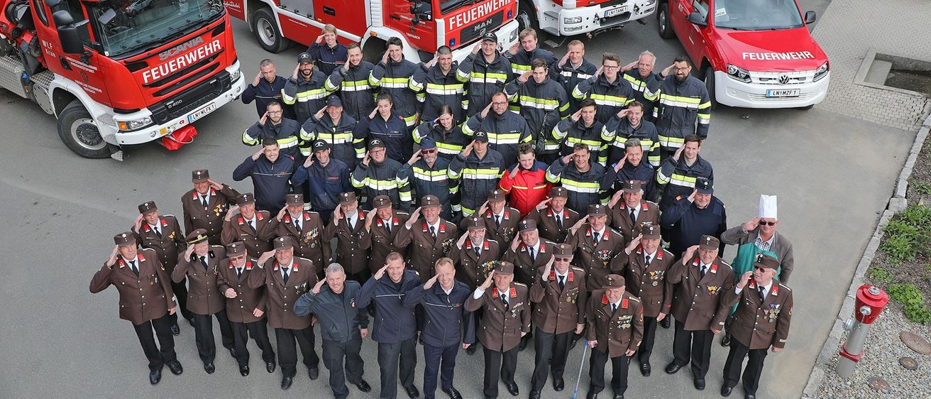 Bild enthält, People, Person, Coat, Car, Adult, Male, Man, Fire Station, Fire Truck, Truck