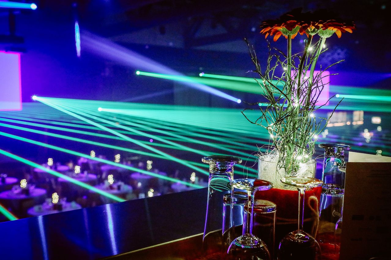 Bild enthält, Lighting, Urban, Club, Night Club, Plant, Light, Person