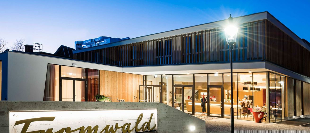 Bild enthält, Building, Villa, Office Building, Shop, Shopping Mall, Interior Design, City, Person, Hotel, Convention Center