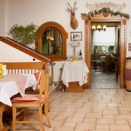 Bild enthält, Floor, Flooring, Indoors, Interior Design, Wood, Hardwood