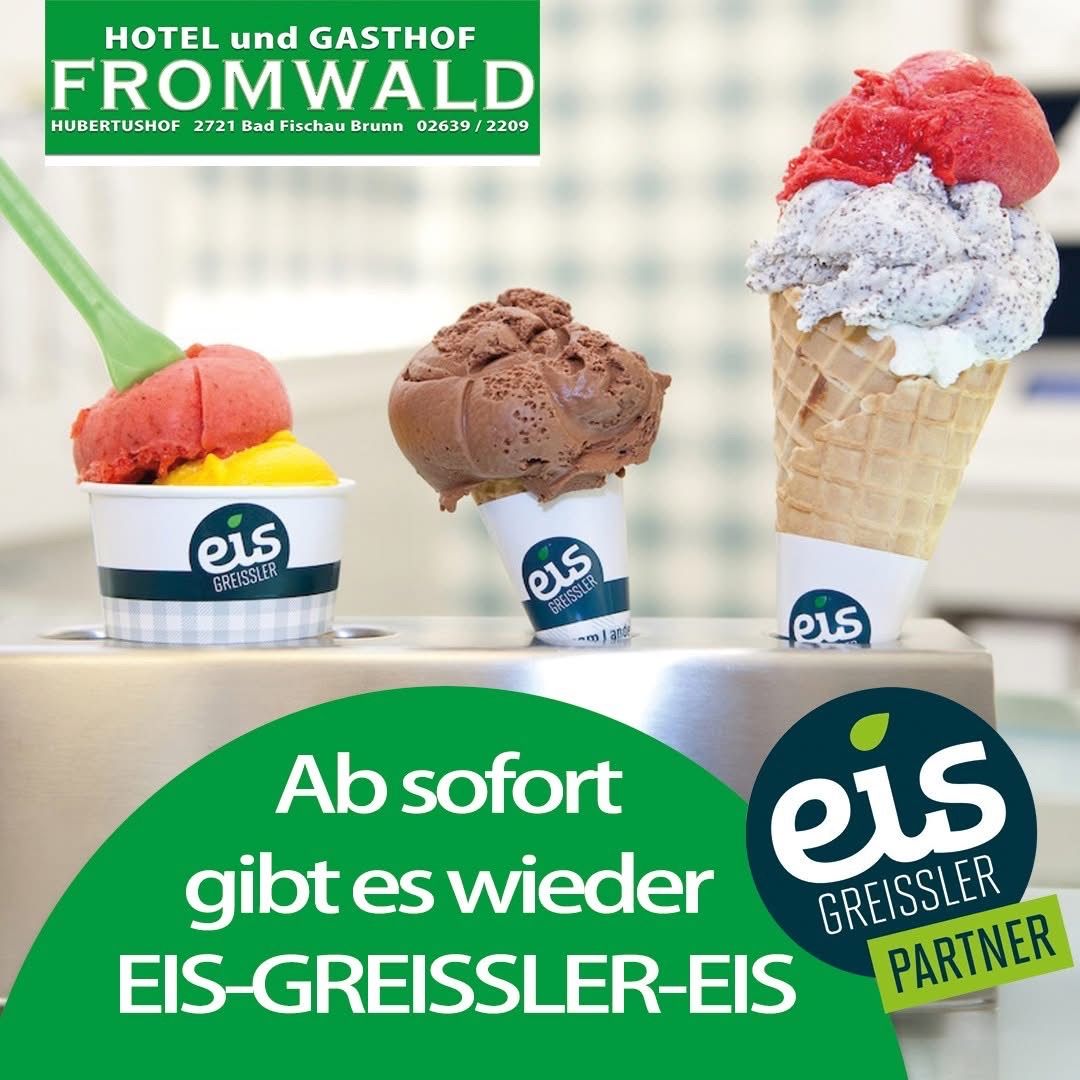 Drei Eisbecher mit roten, braunen und weißen und grauen Eissorten sind ausgestellt. Jeder Becher hat einen grünen Löffel. Die Becher stehen auf einer Edelstahlfläche.