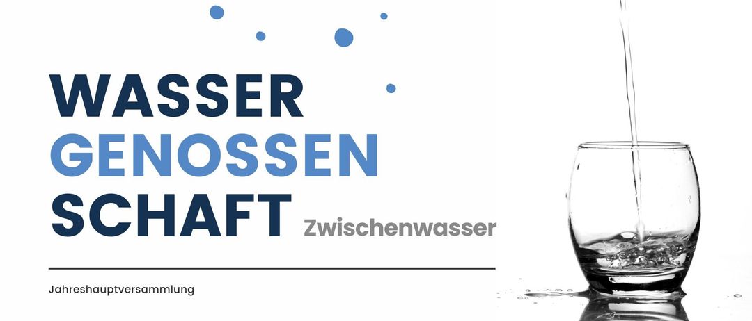 Ein Poster mit blauen Wassertropfen-Illustrationen und dem Text 'Zwischenwasser' über einem Glas Wasser. Die Worte 'Zwischenwasser' sind in großen blauen Buchstaben geschrieben.