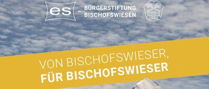 Eine Landschaft mit einem verschneiten Bergrücken im Hintergrund, der mit einem gelben Banner 'Von Bischofswieser, für Bischofswieser' beschriftet ist. Im Vordergrund befindet sich ein Feld gelber Blumen und mehrere grüne Bäume.