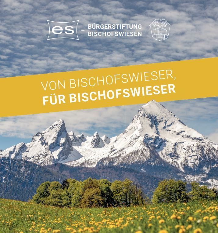Eine Landschaft mit schneebedeckten Bergen, ein gelbes Banner mit der Aufschrift 'Von Bischofswieser, für Bischofswieser'. Unter dem Banner befindet sich ein Blumenfeld. Der Himmel ist blau mit Wolken.