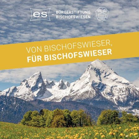 Eine Landschaft mit schneebedeckten Bergen, ein gelbes Banner mit der Aufschrift 'Von Bischofswieser, für Bischofswieser'. Unter dem Banner befindet sich ein Blumenfeld. Der Himmel ist blau mit Wolken.