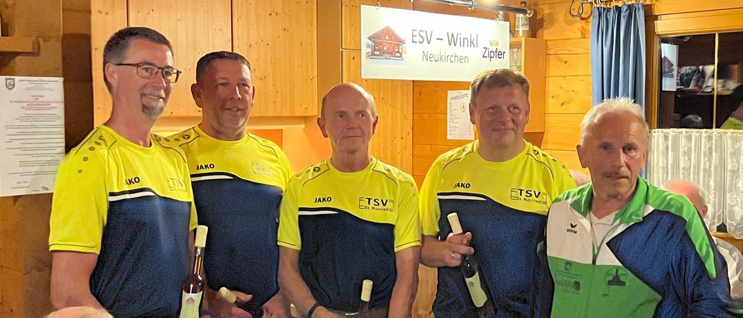 Bild enthält, People, Person, Baton, Adult, Male, Man, Smoke Pipe, Glasses, Groupshot, Face