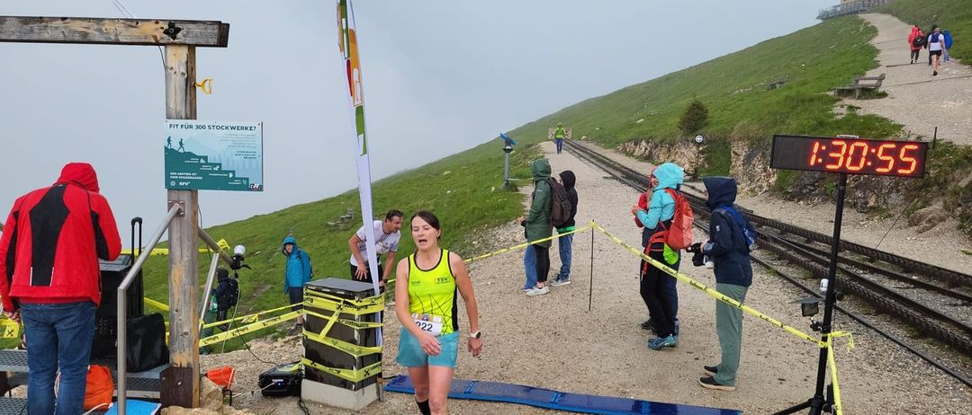 Bild enthält, Person, Bag, Handbag, Shorts, Hoodie, Backpack, Backpacking, Shoe, Adult, Man