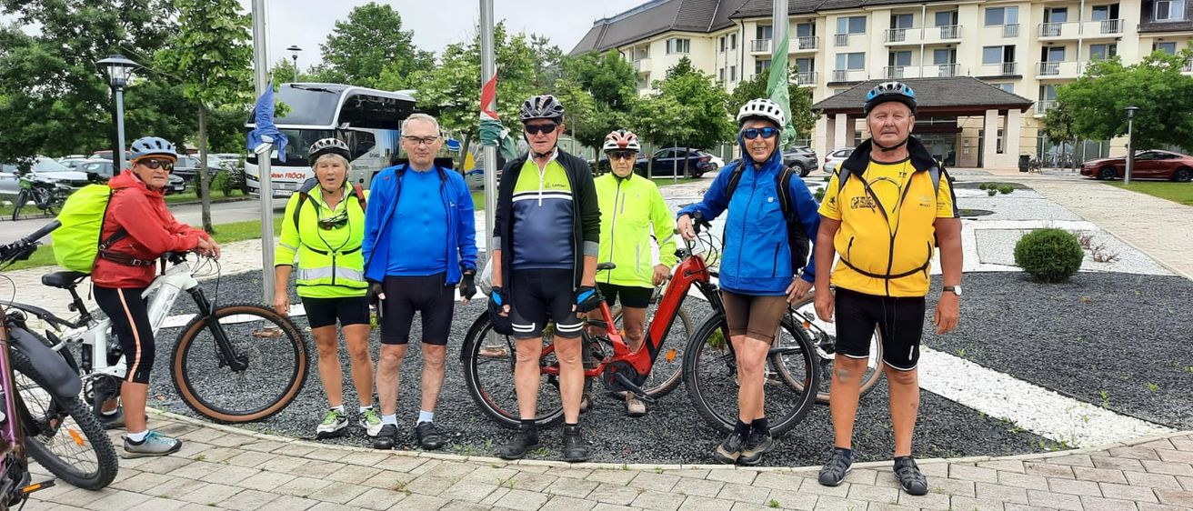 Bild enthält, Helmet, Person, Wheel, Worker, Bicycle, Shorts, People, Glasses, Shoe, Bus