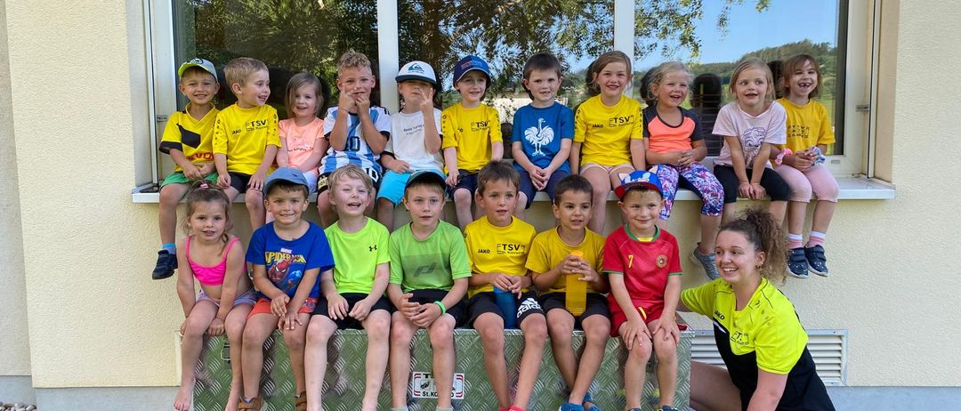 Bild enthält, People, Person, Shorts, Grass, Photography, Portrait, Summer, T-Shirt, Boy, Child