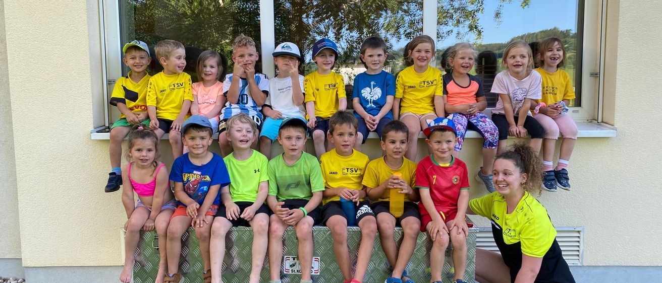 Bild enthält, People, Person, Shorts, Grass, Photography, Portrait, Summer, T-Shirt, Boy, Child