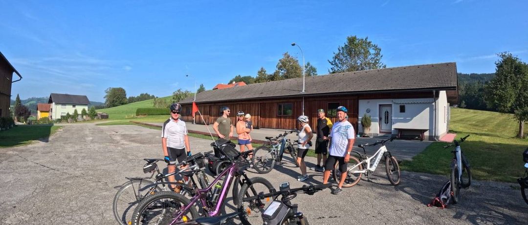 Bild enthält, Machine, Wheel, Outdoors, Person, Bicycle, Vehicle, Helmet, Shelter, Housing, Shoe