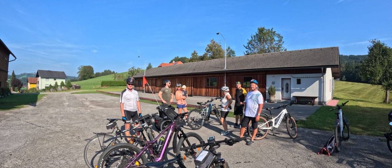 Bild enthält, Machine, Wheel, Outdoors, Person, Bicycle, Vehicle, Helmet, Shelter, Housing, Shoe