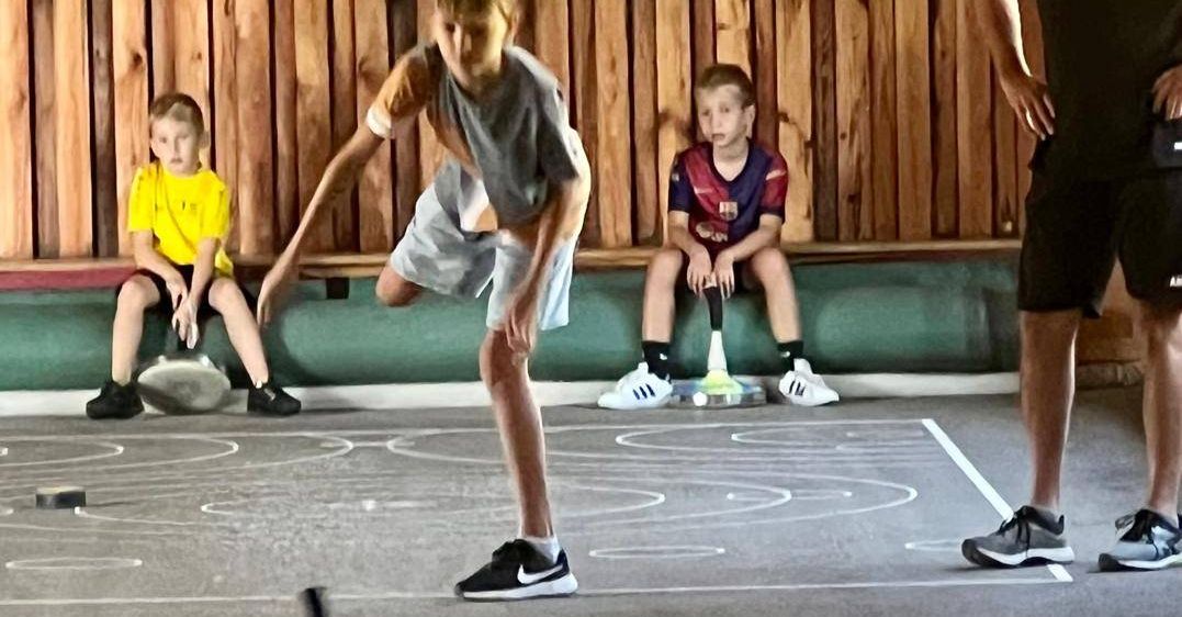 Bild enthält, People, Person, Boy, Child, Male, Playing Basketball, Sport, Dancing, Shoe, Axe