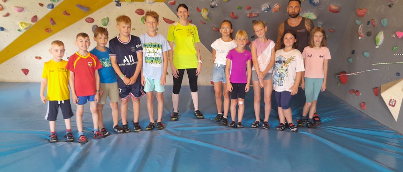 Bild enthält, People, Person, Clothing, Shorts, T-Shirt, Outdoors, Footwear, Shoe, Face, Head