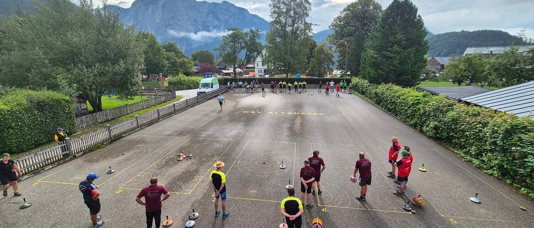 Bild enthält, Road, Person, Outdoors, Walking, Running, Motorcycle, Transportation, Vehicle