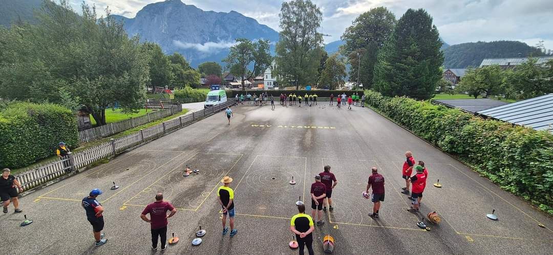 Bild enthält, Road, Person, Outdoors, Walking, Running, Motorcycle, Transportation, Vehicle