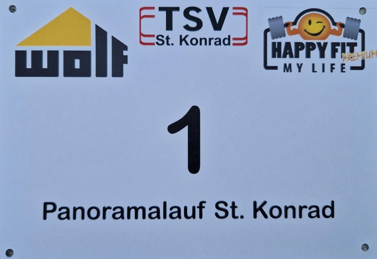 Das Bild zeigt ein Banner mit Logos für Golf, TSV St. Konrad und Happy My L. Die Nummer 1 ist hervorgehoben.