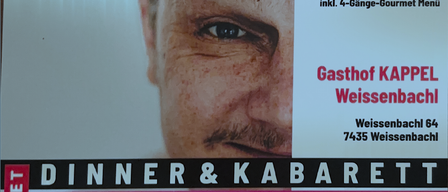 Ein Plakat mit dem Gesicht eines Mannes, auf dem 'CHERUGA' und 'INNER & KABARE LARI FARI' steht. Das Datum '15.08.' und die Zeit '19:33' werden mit dem Veranstaltungsort 'Gasthof Weisse' und der Adresse '7435 Weisse' angezeigt. Die Veranstaltung beinhaltet ein 4-Gänge-Menü und einen Geigenspieler.