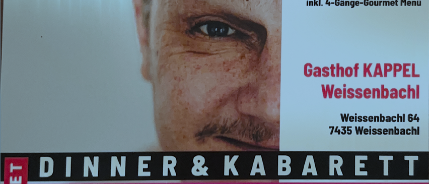 Ein Plakat mit dem Gesicht eines Mannes, auf dem 'CHERUGA' und 'INNER & KABARE LARI FARI' steht. Das Datum '15.08.' und die Zeit '19:33' werden mit dem Veranstaltungsort 'Gasthof Weisse' und der Adresse '7435 Weisse' angezeigt. Die Veranstaltung beinhaltet ein 4-Gänge-Menü und einen Geigenspieler.