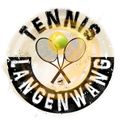 Das Bild zeigt ein Tennis-Logo mit zwei gekreuzten Tennisschlägern und einem Tennisball in der Mitte. Die Worte 'Tennis' stehen oben und 'Langenwang' unten.