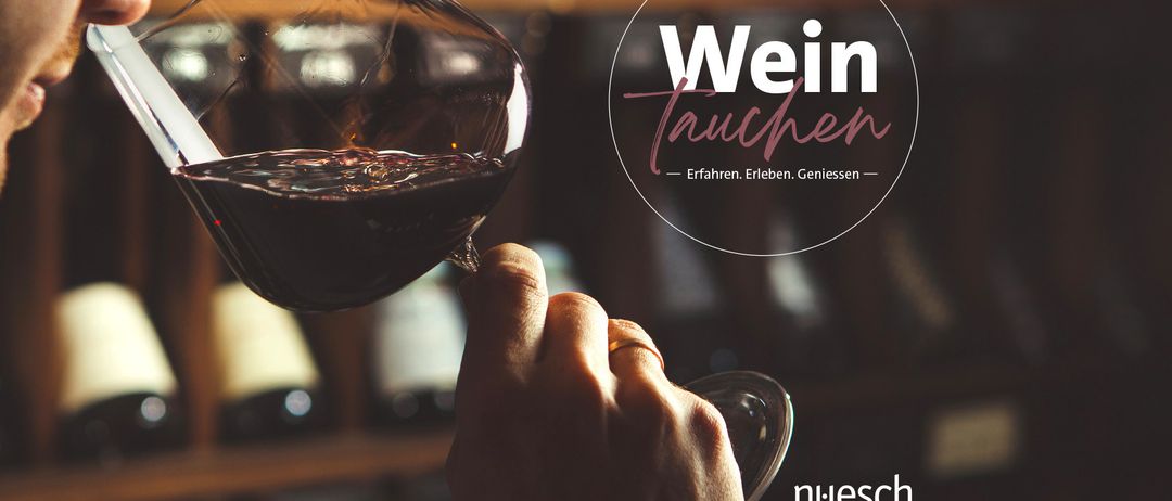 Eine Hand, die ein mit rotem Wein gefülltes Weinglas hält, mit Regalen mit Weinflaschen im Hintergrund und einem Logo, das 'Wein tauchen' lautet.