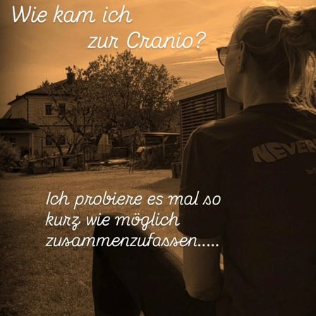 Eine Frau mit Brille und Duttfrisur schaut nach rechts. Sie trägt ein T-Shirt mit weißem Text. Im Hintergrund befinden sich ein Haus und ein Baum. Der Himmel ist bewölkt. Überlagerter deutscher Text.