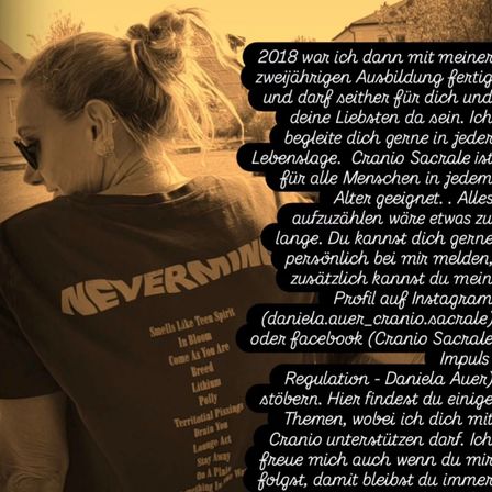 Eine Frau mit Brille und einem Dutt trägt ein schwarzes T-Shirt mit weißen Aufschriften. Das Shirt trägt die Worte 'Never Mind' und 'Smells Like Teen Spirit'. Der Hintergrund zeigt eine verschwommene Ansicht eines Hauses.