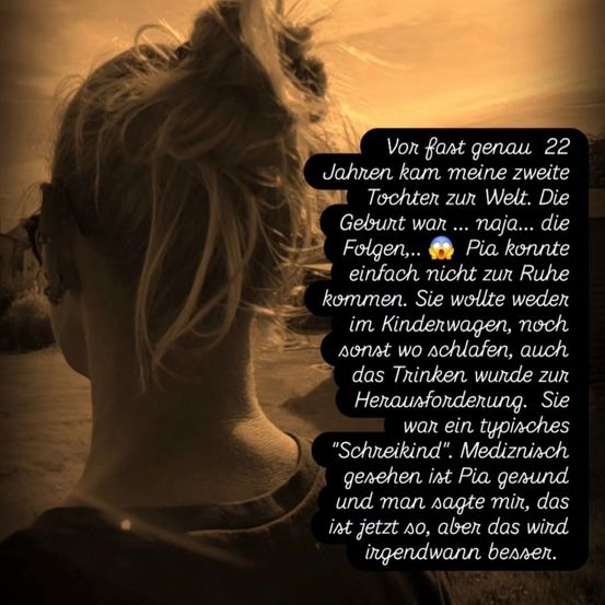 Eine Frau mit Brille schaut zurück, möglicherweise am Strand. Textüberlagerung handelt von der schwierigen Geburt eines Kindes und ihrer weinenden Natur.